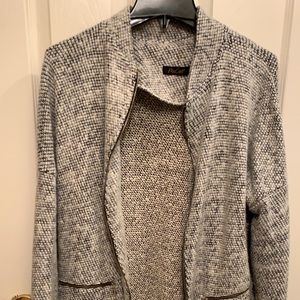 Gray/white jacket with zipper detail